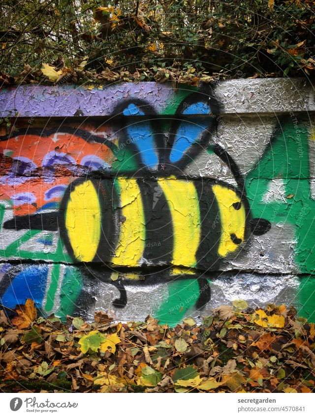 [UT Berlin 2021] freundlicher Bienenstich Graffiti Grafik u. Illustration Mauer Wand Schmiererei bunt kindlich Straßenkunst Fassade Kunst Klima Klimaschutz