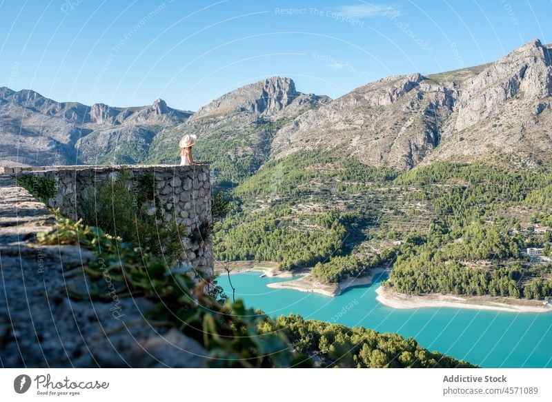 Frau bewundert Talsee von hoher Steinterrasse Reisender Berge u. Gebirge Felsen See Aussichtspunkt Gebäude Stadt Erholung Natur Ufer Seeufer Baum Urlaub Kamm