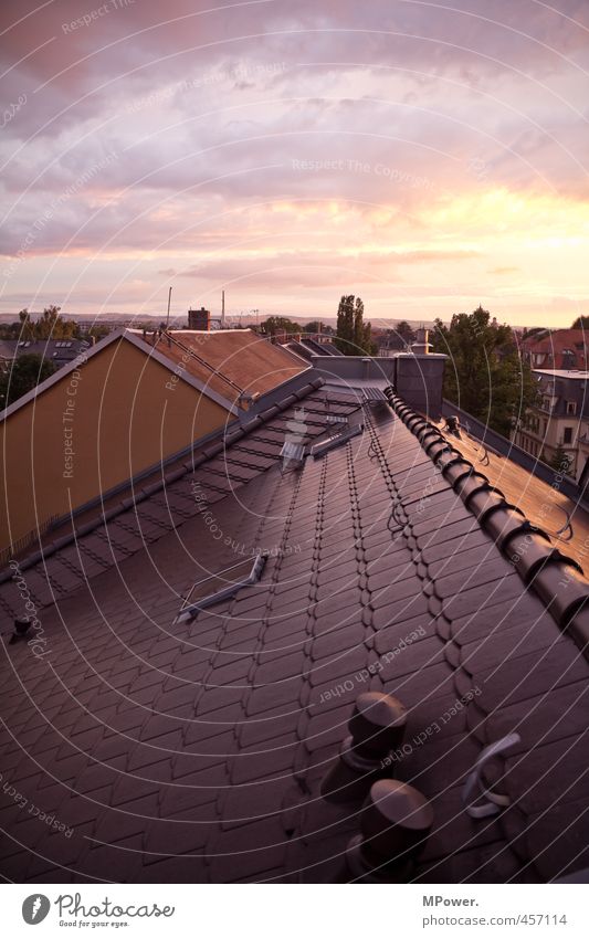 ...bis die wolken wieder lila sind... Haus Einfamilienhaus Dach Schornstein Antenne hoch Dachziegel Giebelseite Dachfenster Schindeldach Wolkenloser Himmel