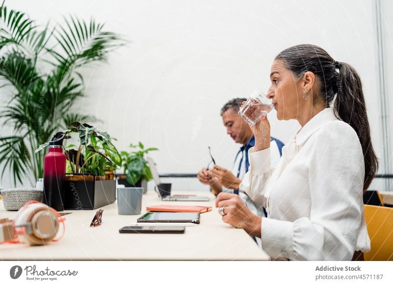 Geschäftsleute am Schreibtisch mit Tabletten und Blumentöpfen Arbeit Mitarbeiterin Büro Arbeiter Unternehmen Innenbereich Arbeitsplatz zusammenarbeiten