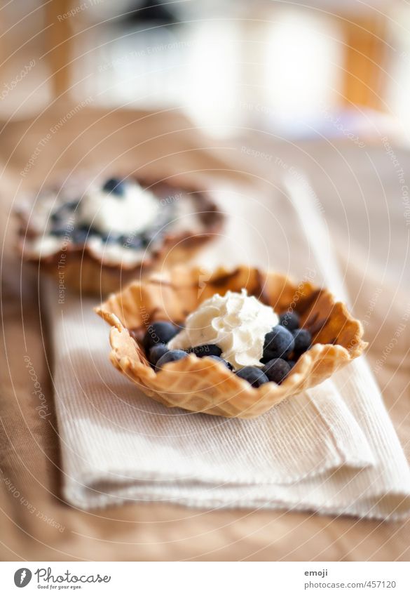 blueberry Frucht Dessert Süßwaren Sahne Blaubeeren Ernährung lecker süß Waffel Farbfoto Innenaufnahme Menschenleer Tag Schwache Tiefenschärfe