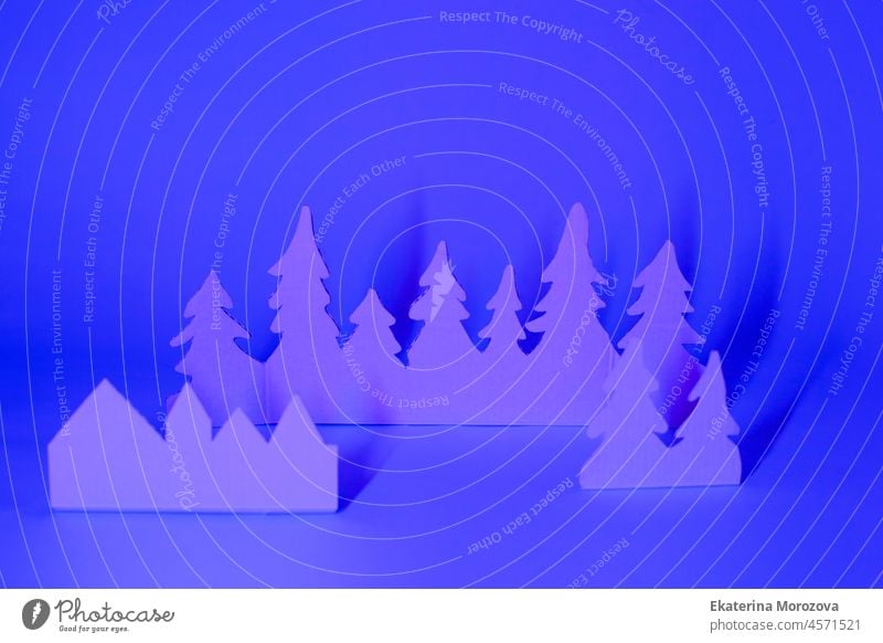 Futuristisches modernes abstraktes frohes neues Jahr 2022, Frohes Weihnachtsfest Konzept. Tannenbaum aus Papier auf Neon hellen violetten blauen Hintergrund, Kopie Raum, Banner für Ihre Website, Einladung, Flyer