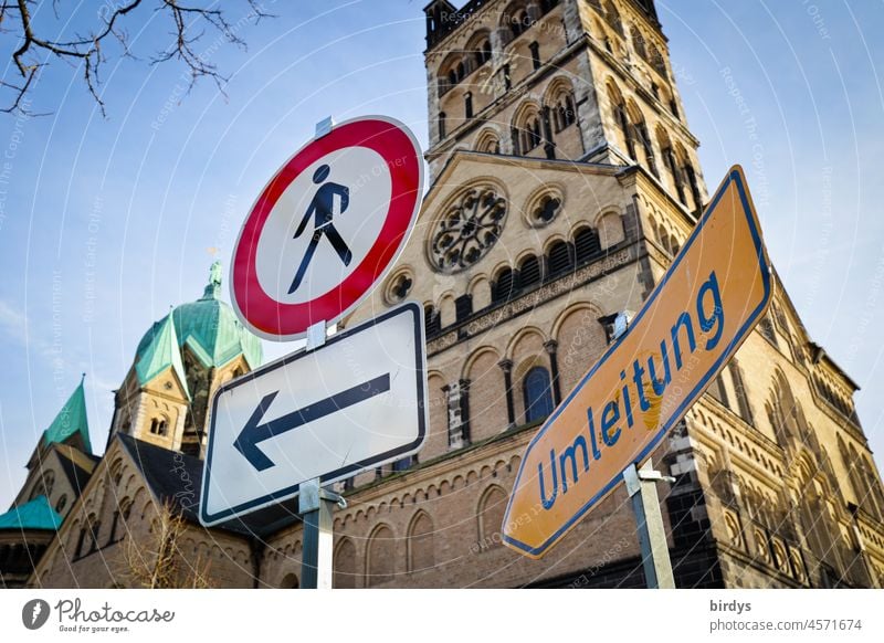 Umleitungsschilder für Verkehr und Fußgänger in der Stadt Schilder & Markierungen Verkehrszeichen Verbotsschild Pfeile Verkehrsregeln Kirche Wege & Pfade