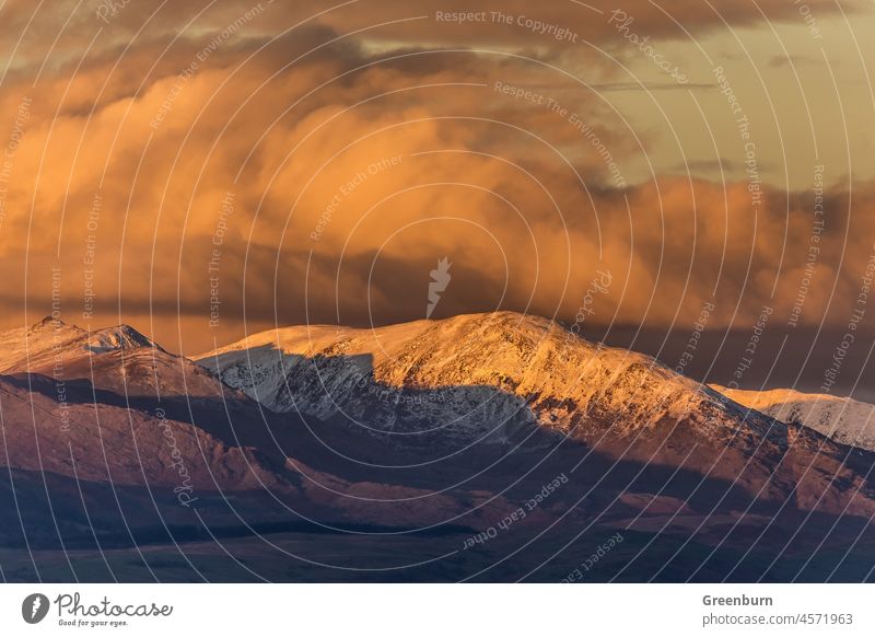 Letztes Licht auf Dow Crag, Coniston Old Man und Wetherlam, Blick über die Duddon-Mündung von Roanhead an der Cumbrian Coast. Englische Seenplatte Natur England