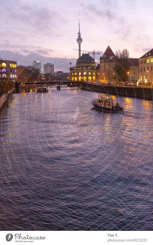 Blick über die Spree zum Fernsehturm und Bode Museum. Im Vordergrund fährt die Wasserschutzpolizei. River Berlin Hauptstadt Architektur Stadt