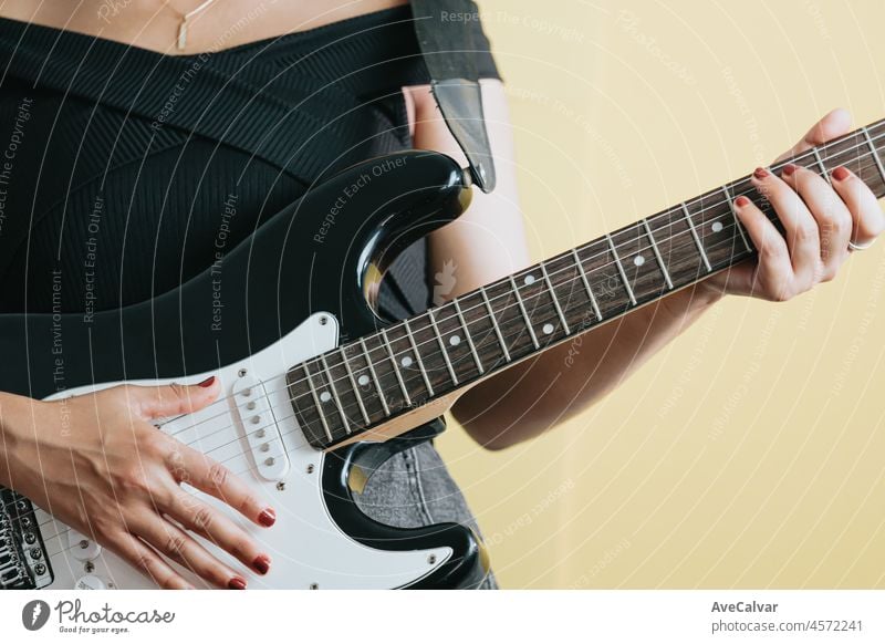 Nahaufnahme einer jungen Frau, die im Freien Gitarre spielt. Sonniger Tag und üben ein Instrument Konzept. Kopieren Sie Raum Musik Leben auf Tour und Natur.