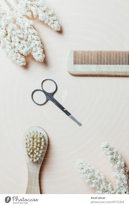 Beauty-Kosmetik-Bündel für Haut-Haarpflege. Paket in Reihe auf hellen tausendjährigen rosa Hintergrund. Sunny Stillleben Schönheit Branding-Set mit Farn Schatten. Salon Produkte mock up.