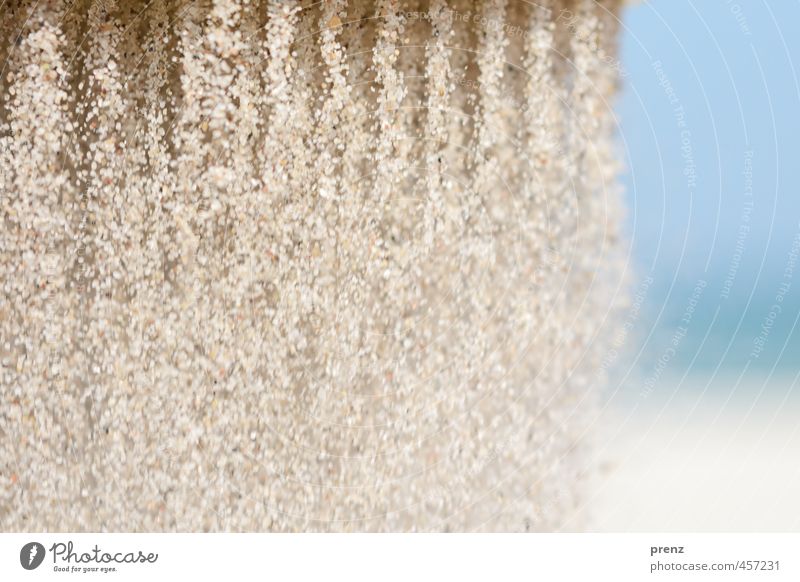 Ostseesand Umwelt Natur Sand Sommer Küste Strand blau grau Sandkorn rieseln Urlaubsfoto Linie vertikal Farbfoto Außenaufnahme Experiment Textfreiraum rechts Tag