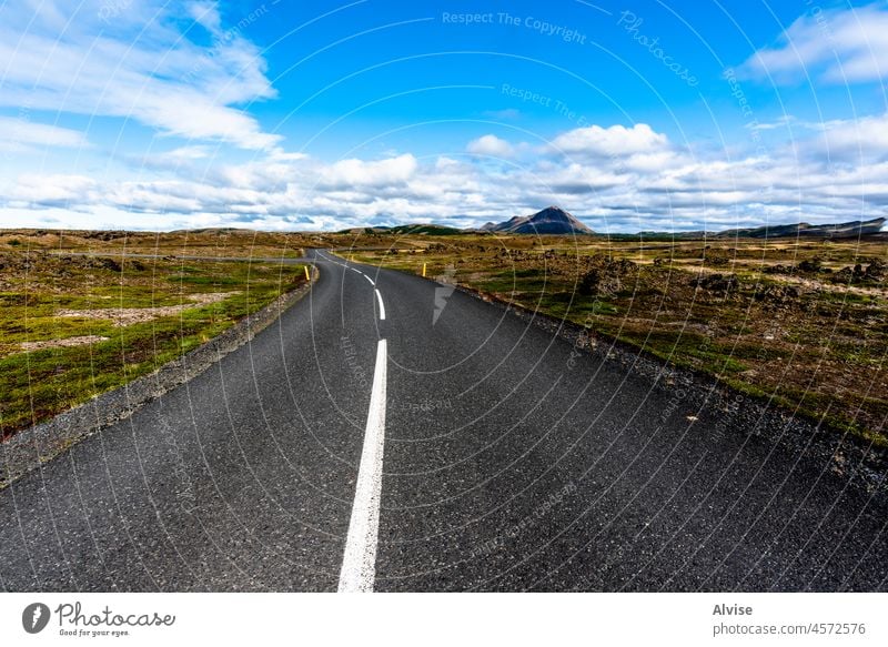 2021 08 13 Gepflasterte Straße Myvatn Natur Landschaft reisen Lava Gras Wiese Island Berge u. Gebirge Europa grün Felsen im Freien Wasser vulkanisch Hügel