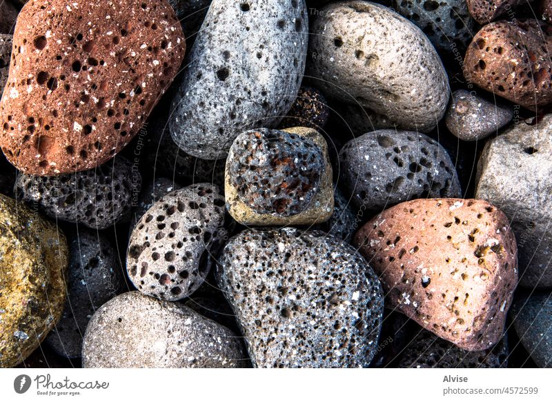 2021 08 13 Myvatn Kieselsteine am Rande des Wassers Stein Felsen Natur Hintergrund Lava Geologie schwarz Textur Nahaufnahme natürlich Material grau Sand Granit