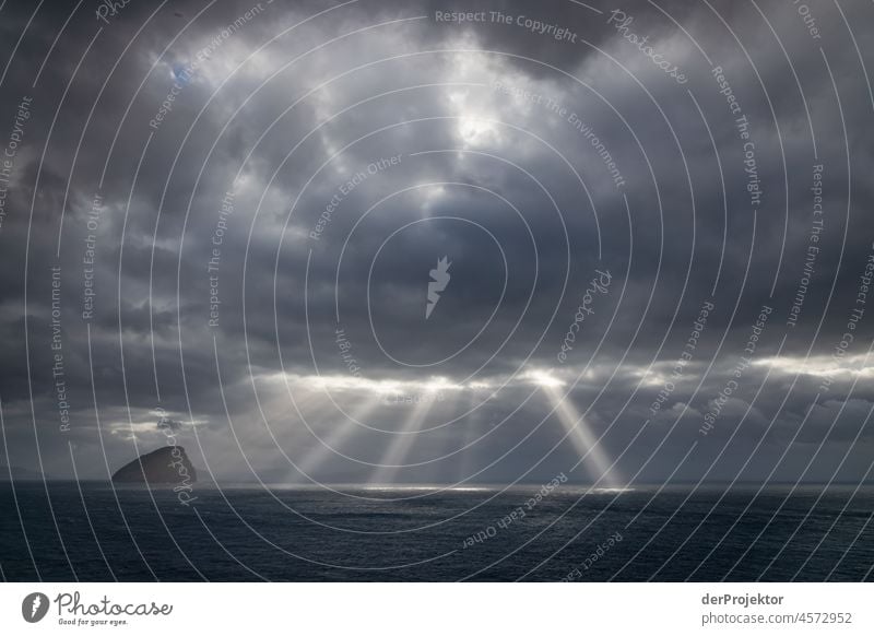 Färöer Inseln: Blick auf Sonnenstrahlen, die aus Wolken herausbrechen Gelände Berghang schroff abweisend kalte jahreszeit Dänemark Naturerlebnis Abenteuer