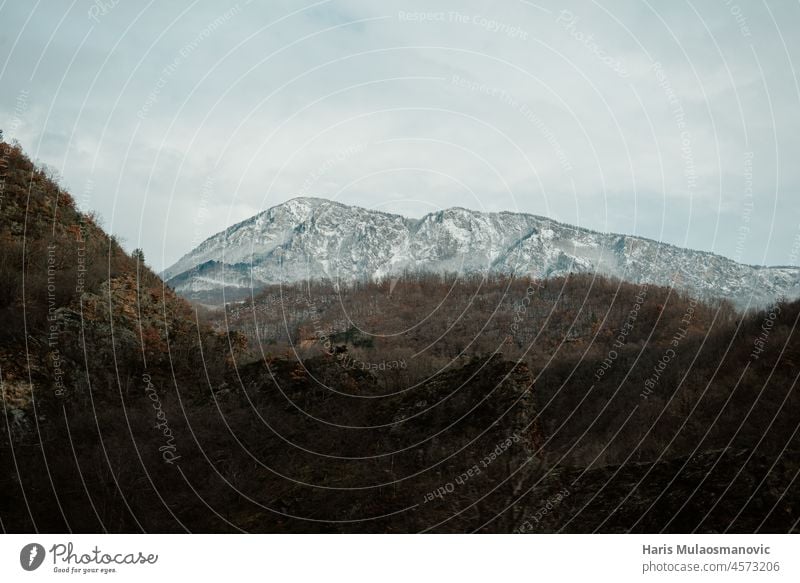 Berge mit Schneegipfel in der Ferne Hintergrund schön blau bosnien und herzegowina hell kalt Tageslicht Europa Laubwerk Wald frisch grün hoch Eis Landschaft