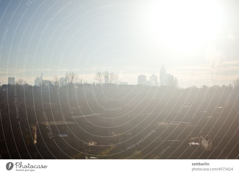 Frankfurt am Main aussicht bahn bahnfahrt eisenbahn fenster herbst horizont landschaft reise skyline tourismus winter zug zugfahrt stadt großstadt metropole