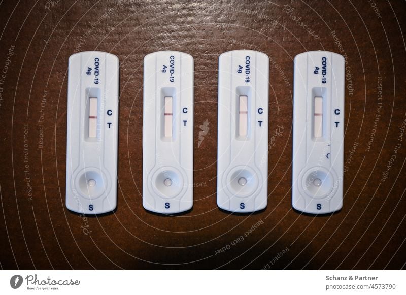 vier negative Corona Tests Familienausflug 3G 2G Coronatest Antigentest Schnelltest positiv Coronavirus covid-19 Gesundheit Infektion