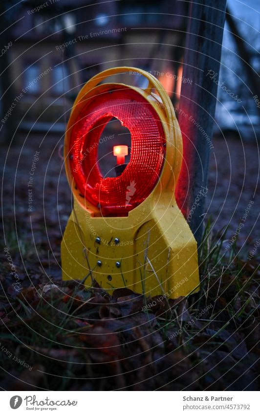 kaputte rote Baustellenlampe rotes Licht leuchten zerbrochen Lichteffekt Beleuchtung Lichterscheinung Lampe Kunstlicht Lichtspiel Nacht