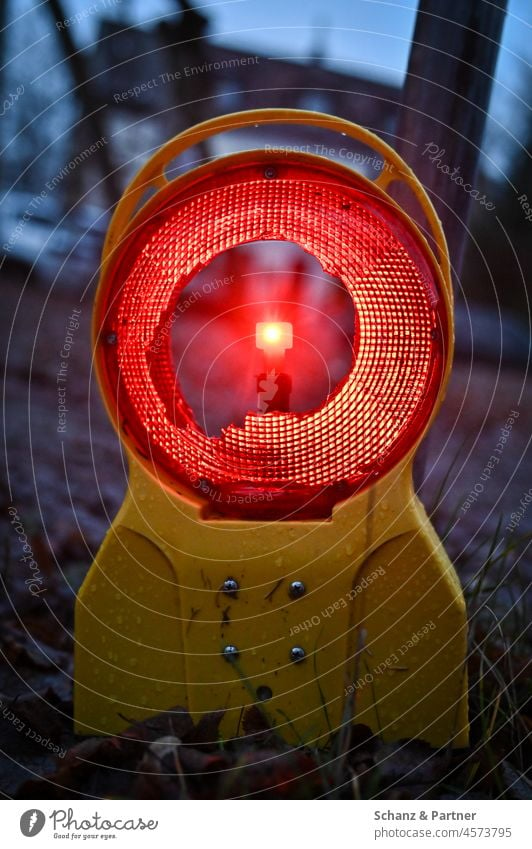 kaputtes Baustellenlicht rot rotes Licht Baustellenleuchte Rotlicht Weihnachtsbeleuchtung Lampe Akku blinken leuchten gebrochen zerbrochen Beleuchtung Nacht