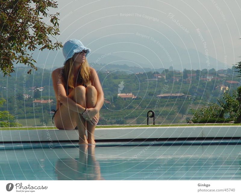 Mädchen am Pool Schwimmbad Frau Italien Sommer Erholung Ferien & Urlaub & Reisen Hut Wasser