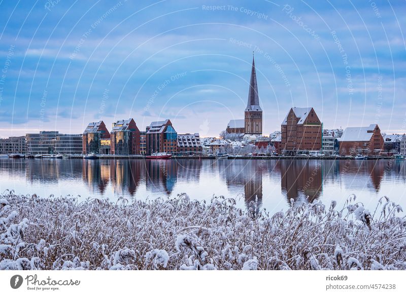 Blick über die Warnow auf die Hansestadt Rostock im Winter Fluss Stadthafen Schnee Gebäude Mecklenburg-Vorpommern Architektur Tourismus Kirche Petrikirche