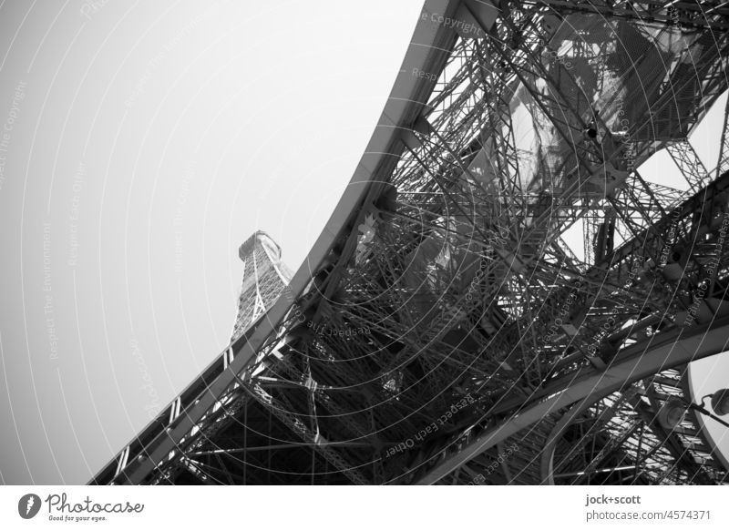 Blick auf den Eiffelturm von unten nach oben Architektur Paris Monochrom Tour d'Eiffel Frankreich Wahrzeichen Sehenswürdigkeit Turm Bauwerk Froschperspektive