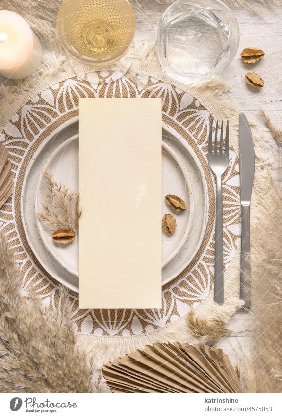 Boho Hochzeit Tisch mit vertikalen Blank Karte auf dem Teller in der Nähe von Pampasgras platzieren Bohemien Postkarte Papier Tischplatz Attrappe tropisch