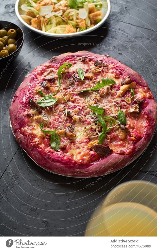 Lila gefärbte rustikale Pizza Vegetarier Lebensmittel Gesundheit Gemüse Rübe Rote Beete Abendessen Mahlzeit Teigwaren lecker selbstgemacht frisch Italienisch