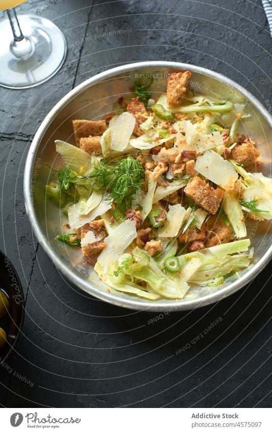 Fenchelsalat mit Parmesankäse, Walnüssen und Croutons Gesundheit Vegetarier Ernte Gemüse Veganer Bestandteil Salatbeilage Diät Lebensmittel grün Entzug