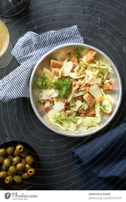 Fenchelsalat mit Parmesankäse, Walnüssen und Croutons Gesundheit Vegetarier Draufsicht Ernte Gemüse Veganer Bestandteil Salatbeilage Diät Lebensmittel grün