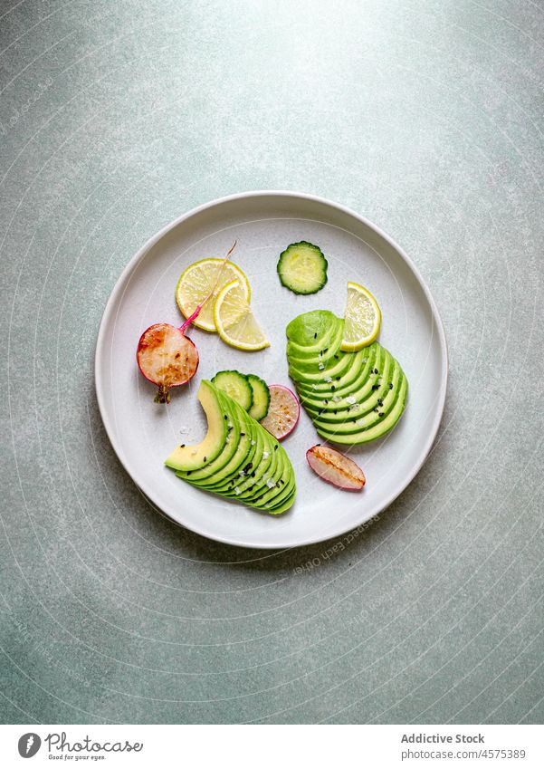 Verschiedene Zutaten für das Gericht: Gurken, Avocado, Rettich und Limette Gemüse Kalk Salatgurke Lebensmittel Scheibe Bestandteil Chia Samen sortiert organisch