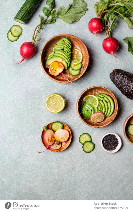 Verschiedene Zutaten für das Gericht: Gurken, Avocado, Rettich und Limette Gemüse Kalk Salatgurke Lebensmittel Scheibe Bestandteil Chia Samen sortiert organisch