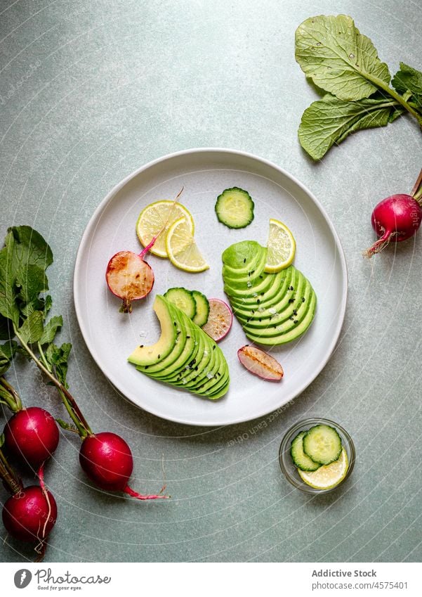 Verschiedene Zutaten für das Gericht: Gurken, Avocado, Rettich und Limette Gemüse Kalk Salatgurke Lebensmittel Scheibe Bestandteil Chia Samen sortiert organisch