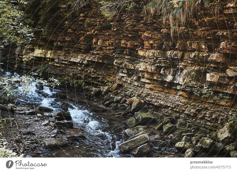 Bergbach, der an einer Felswand hinunterfließt. Berglandschaft. Naturszene Berge u. Gebirge Fluss Felsen Wand Nachlauf felsig reisen erstaunlich Hintergrund