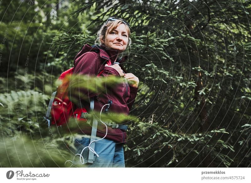 Frau mit Rucksack wandern im Wald, aktiv verbringen Sommerurlaub in der Nähe der Natur Abenteuer Ausflug reisen Urlaub Reise Trekking Berge u. Gebirge Fernweh