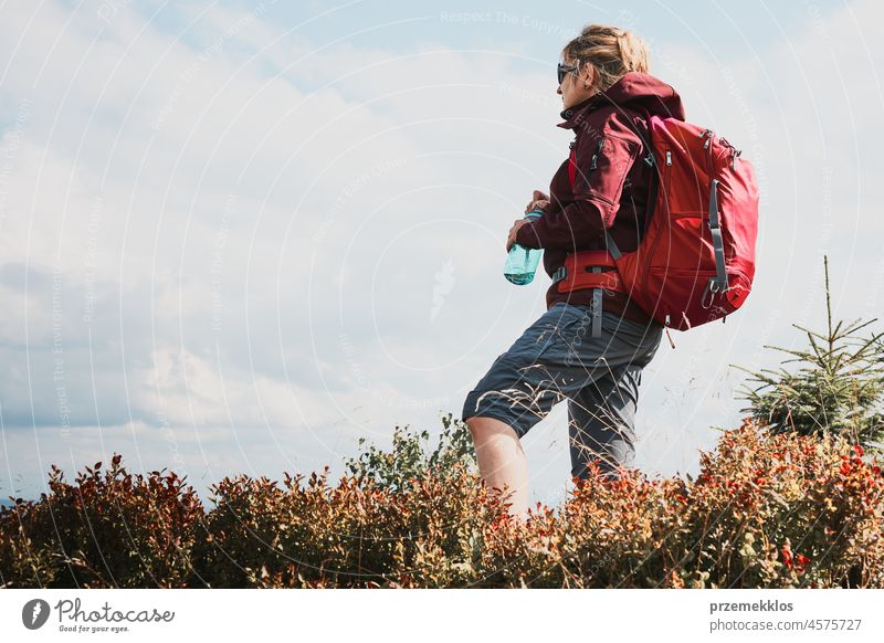 Frau mit Rucksack wandert in den Bergen, verbringt Sommerurlaub in der Nähe der Natur Abenteuer Ausflug reisen wandern Urlaub Trekking aktiv Reise