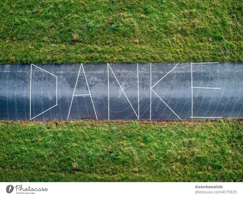 Luftaufnahme Schriftzug Danke Drohne Vogelperspektive Außenaufnahme Natur Wege & Pfade Strasse Glückwunsch abstrakt