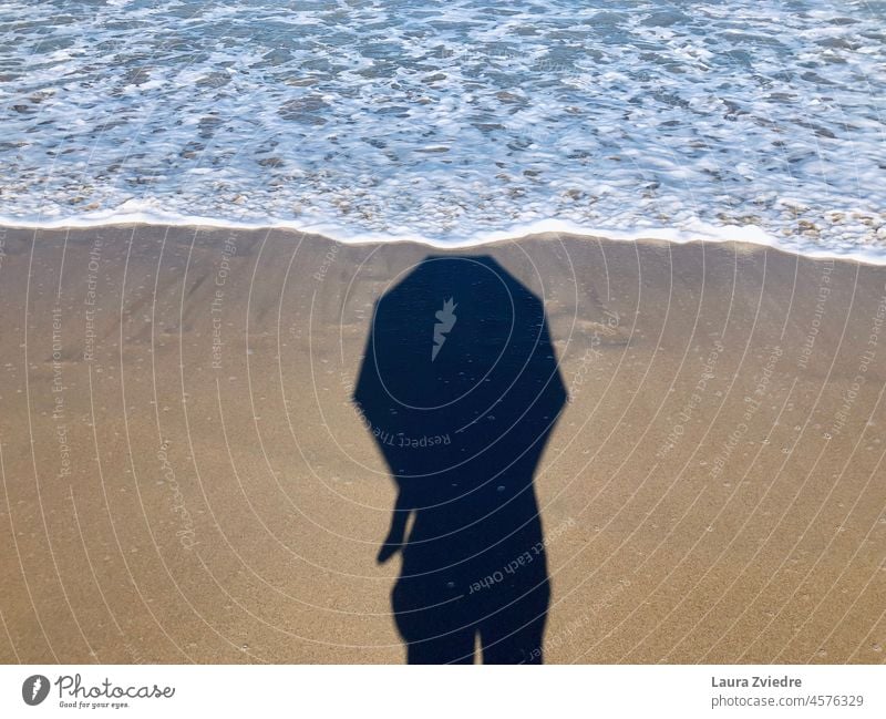 Ozean, Regenschirm und der Schatten Schirm Meer Sonnenschirm Erholung Tag Strand Babyfüße Fuß Schönes Wetter Sommerurlaub Wetterschutz Wellen winken