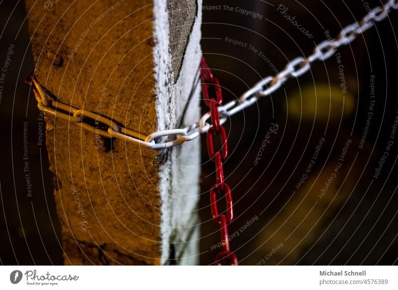 Absperrung Kette Kettenglieder Metall Farbfoto Stahl Nahaufnahme Zusammenhalt Parkverbot Verbote Detailaufnahme