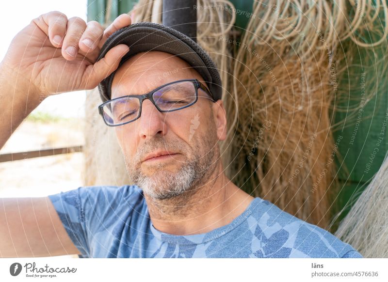 männlicher Tagträumer Tagtraum Mann Männlicher Senior 60 und älter Porträt Mensch authentisch geschlossene Augen Brille Mütze T-Shirt Zufriedenheit natürlich V