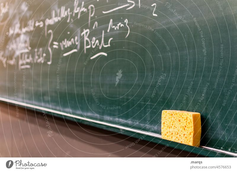 Tafel mit Schwamm Studium Bildung Schule grün schreiben lernen Wissen Wissenschaften Hörsaal Lehrer Konzentration Schulpflicht Schulunterricht Denken Leistung