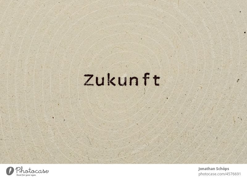 Zukunft als Text auf Papier mit Schreibmaschine Corona Coronakrise Coronavirus Covid-19 Recycling Schrift Typografie Zukunftsangst Zukunftsoptimismus analog