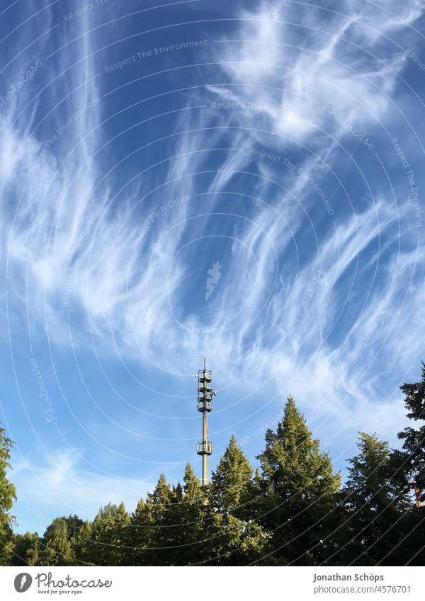 Blauer Himmel weißen Wolken über Wald mit Funkturm blau Himmelblau klar Kondensstreifen Himmel (Jenseits) himmelwärts Himmelsstürmer himmelblau Außenaufnahme