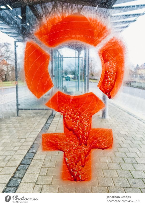 rotes Protest Symbol für das weibliche Geschlecht Gleichbehandlung geschlechterrollen symbol Schriftzeichen Außenaufnahme chancengleichheit protestieren