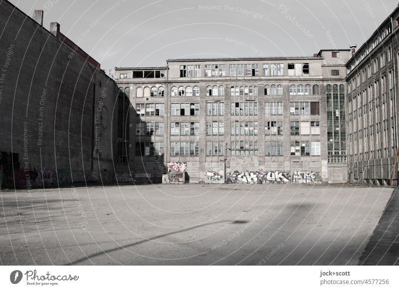 neue freie Fläche zur Bebauung auf altem Grund Gewerbebau Fassade Architektur Nostalgie Wolkenloser Himmel grau vergangen Vergangenheit Fabrik Gebäude