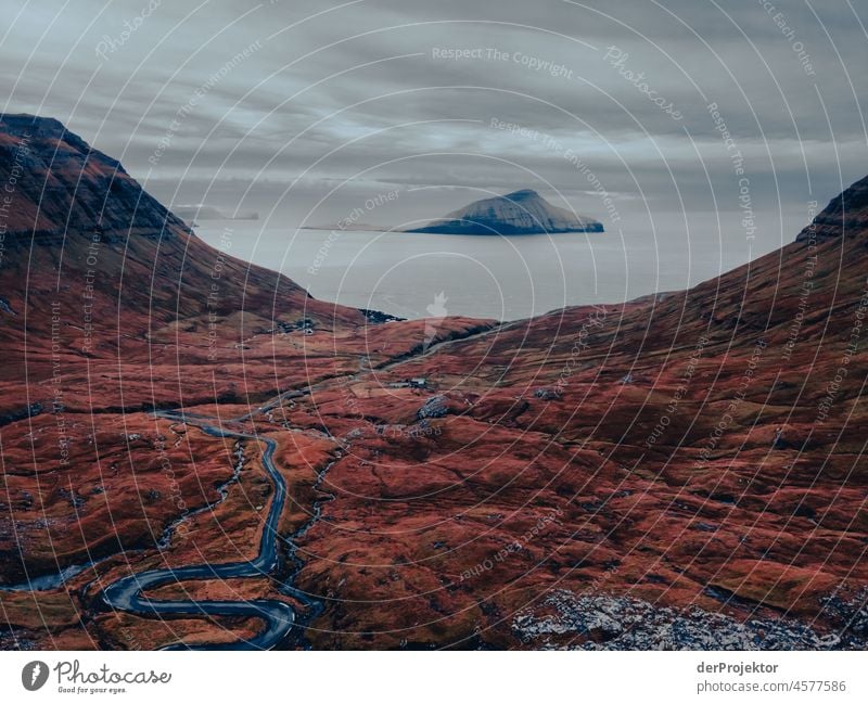 Färöer Inseln: Blick auf die Insel Streymoy mit Straße Gelände Berghang schroff abweisend kalte jahreszeit Dänemark Naturerlebnis Abenteuer majestätisch Neugier