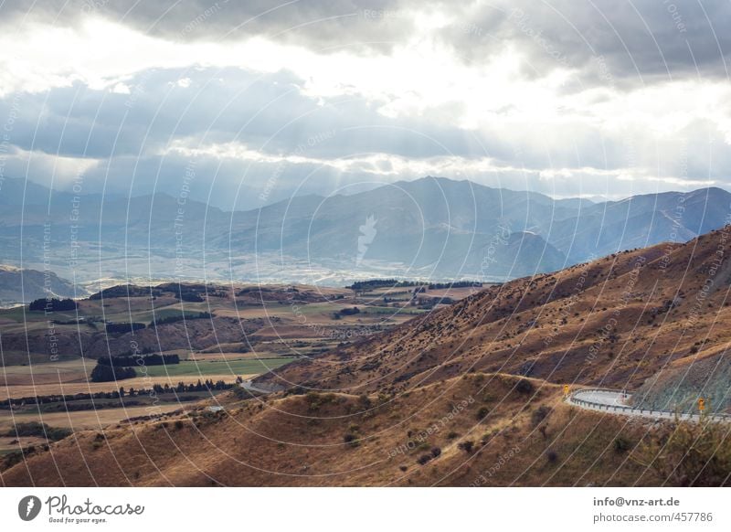 Light Licht Strahlung Sonnenstrahlen Außenaufnahme Landschaft Straße Berge u. Gebirge Hügel Natur Aussicht Himmel Wolken Feld Ferne Freude Moos Gras Sträucher