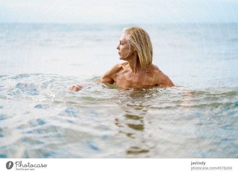 Reife Frau in guter Form beim Baden im Meer. reif MEER Strand schwimmen aktiv Schwimmsport Senior alt Wasser Person Sommer Natur Urlaub Lifestyle Gesundheit