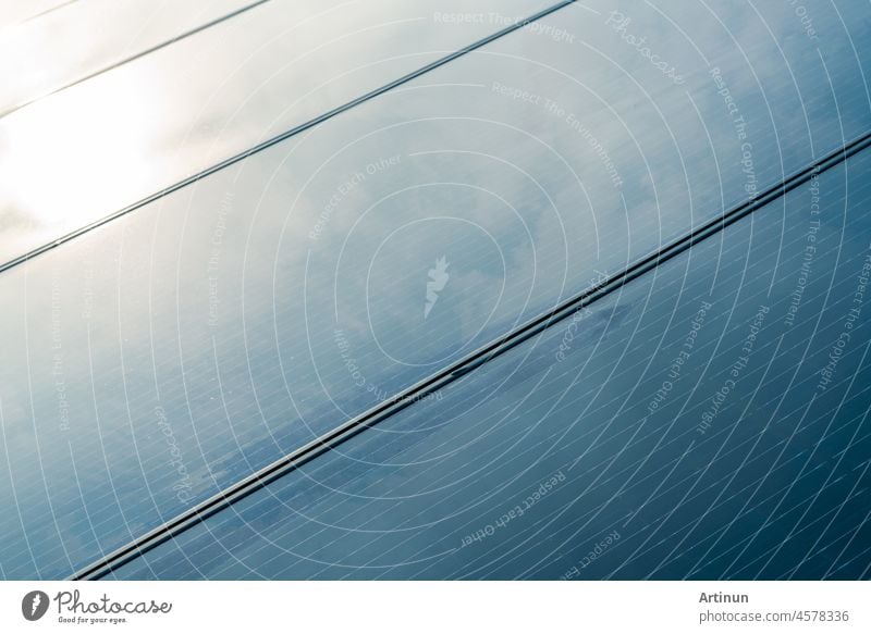 Sonnenkollektoren oder Photovoltaikmodule. Sonnenenergie für grüne Energie. Nachhaltige Ressourcen. Erneuerbare Energie. Saubere Technologie. Solarzellenpaneele nutzen das Sonnenlicht als Quelle für die Stromerzeugung.