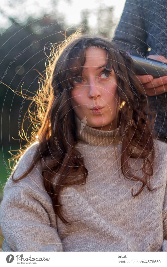 Struwwelpeter...l...jetzt noch kräftig nach oben schütteln. Augen,- und Haardrehung nach oben. Locken handgedreht. Junge Frau teenager Jugendliche Frisur lockig