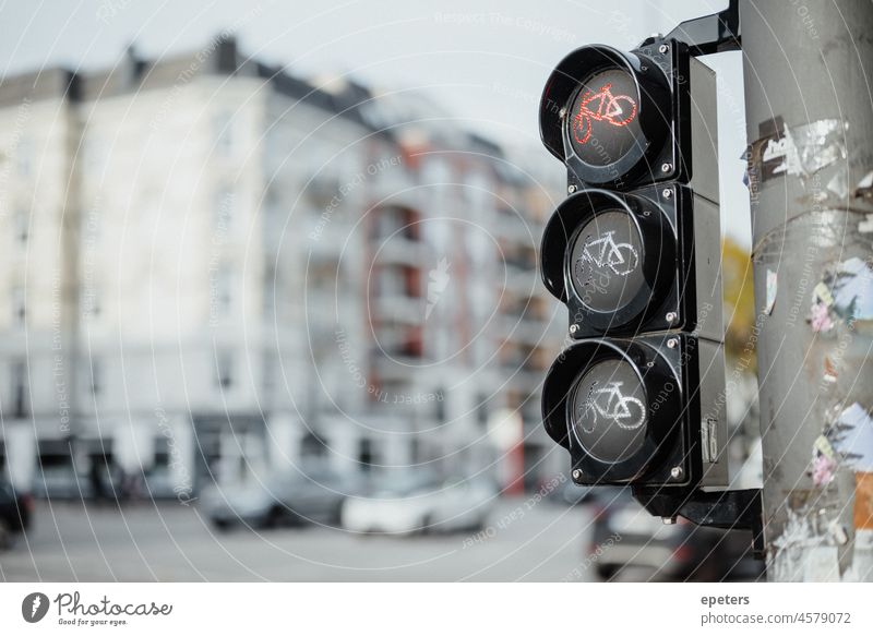 Fahrradampel in Hamburg, Deutschland Radverkehr Großstadt Kontrolle gehen Sie Lampe Licht rot Straße Sicherheit Zeichen signalisieren stoppen Symbol Verkehr