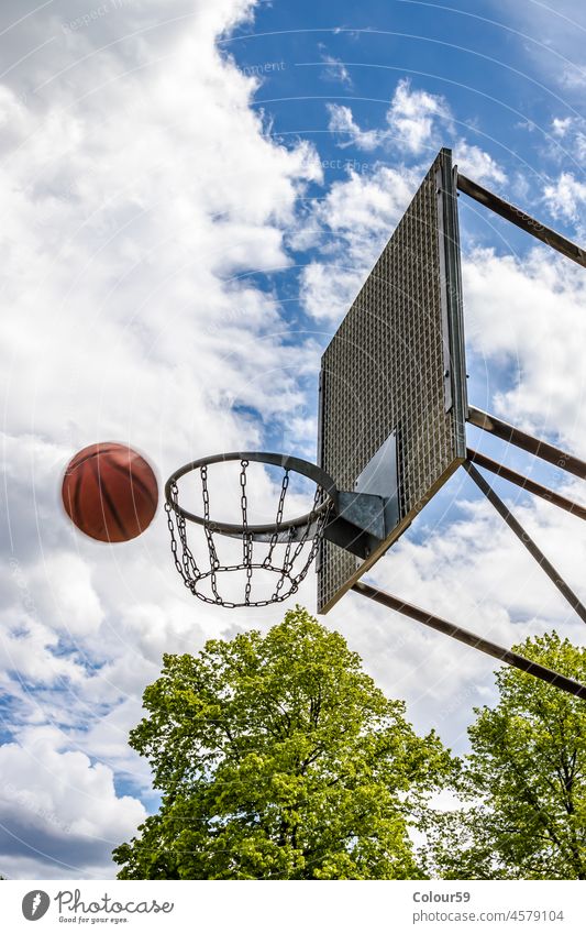 Basketball spielen Freizeit Korb Spiel Reifen Himmel außerhalb Sport Konkurrenz hoch Netz Tor Erholung Hintergrund punkten gewinnen Team Gericht blau Straße