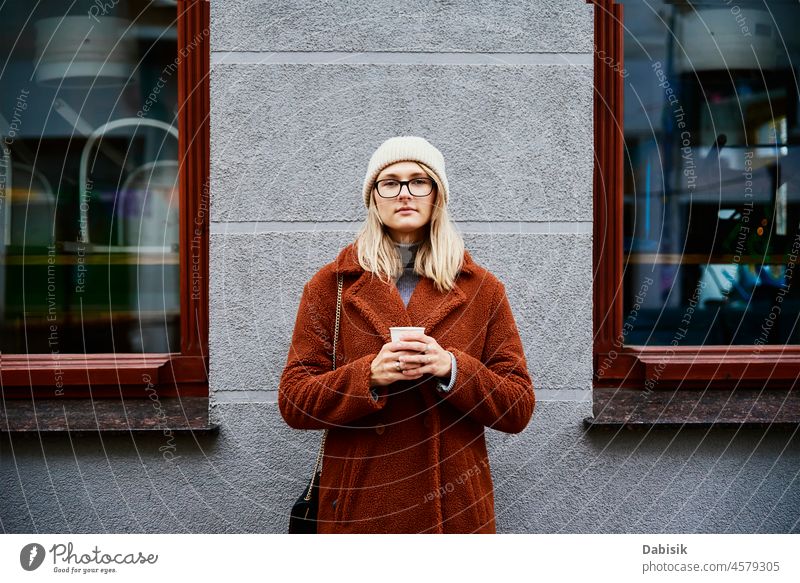 Frau auf der Straße mit Kaffeetasse Großstadt laufen Lifestyle urban Zebrastreifen Tasse trinken Mode Business Imbissbude Stadtleben Mädchen Model lässig Dame